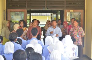 pelepasan analis Saat pelepasan mahasiswa