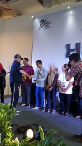 Pemberian hadiah kepada Juara II Inovasi Mahasiswa_Nahdi Abdul Latif dari Prodi D.IV Analis Kes Poltekkes Mataram